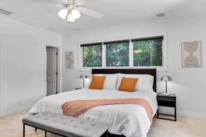 3 habitaciones, escritorio y tabla de planchar con plancha 