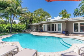 Alberca al aire libre y alberca climatizada