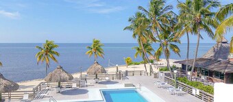 Keys Comfort: 1BR Condo with Den, Kitchen & Beach Access