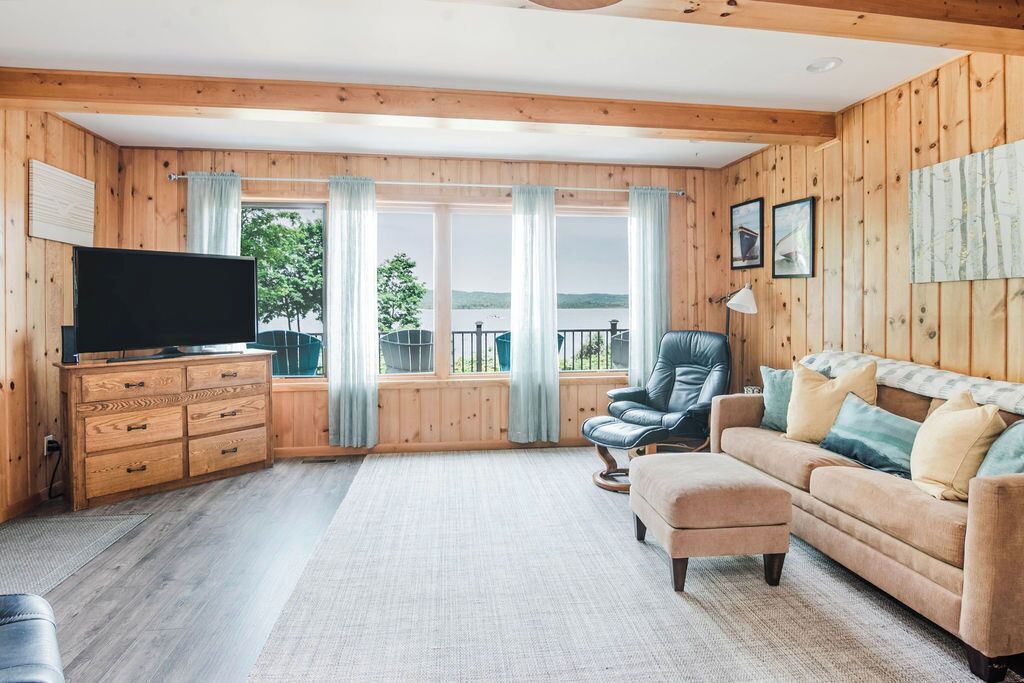 Smart TV, fireplace, table tennis