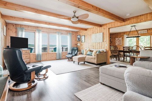 Lake Charlevoix lakefront + hot tub