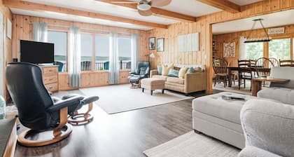 Lake Charlevoix lakefront + hot tub