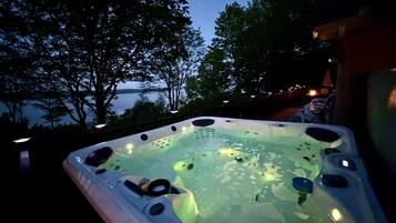 Outdoor spa tub