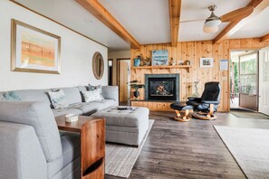 TV connectée, cheminée, table de tennis de table