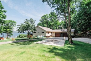 Exterior - Lake Charlevoix lakefront + hot tub (East Jordan)