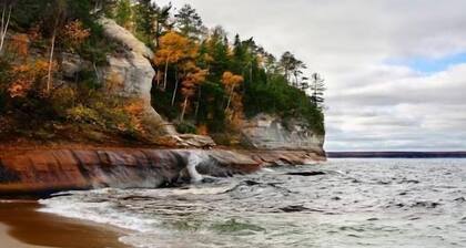 SSVR4-Downtown Munising Apartment, 2 blocks from Lake Superior