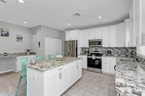 5 BR beach House, heated salt water pool, hot tub, King bed, & walk to the beach