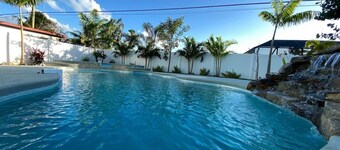5 BR beach House, heated salt water pool, hot tub, King bed, & walk to the beach
