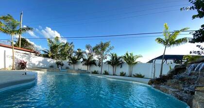 5 BR beach House, heated salt water pool, hot tub, King bed, & walk to the beach