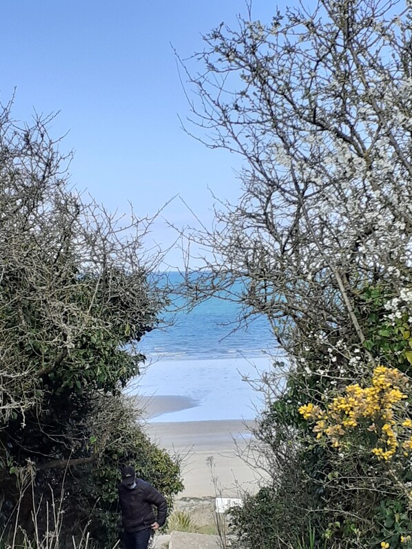 On the beach - Seaside house with enclosed garden 3 bedrooms/7people Beach 550m away (HILLION)