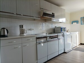 Fridge, microwave, oven, stovetop - Maison Bord de mer avec Jardin clos 3 CH/7 Personnes Plage à 550m (HILLION)