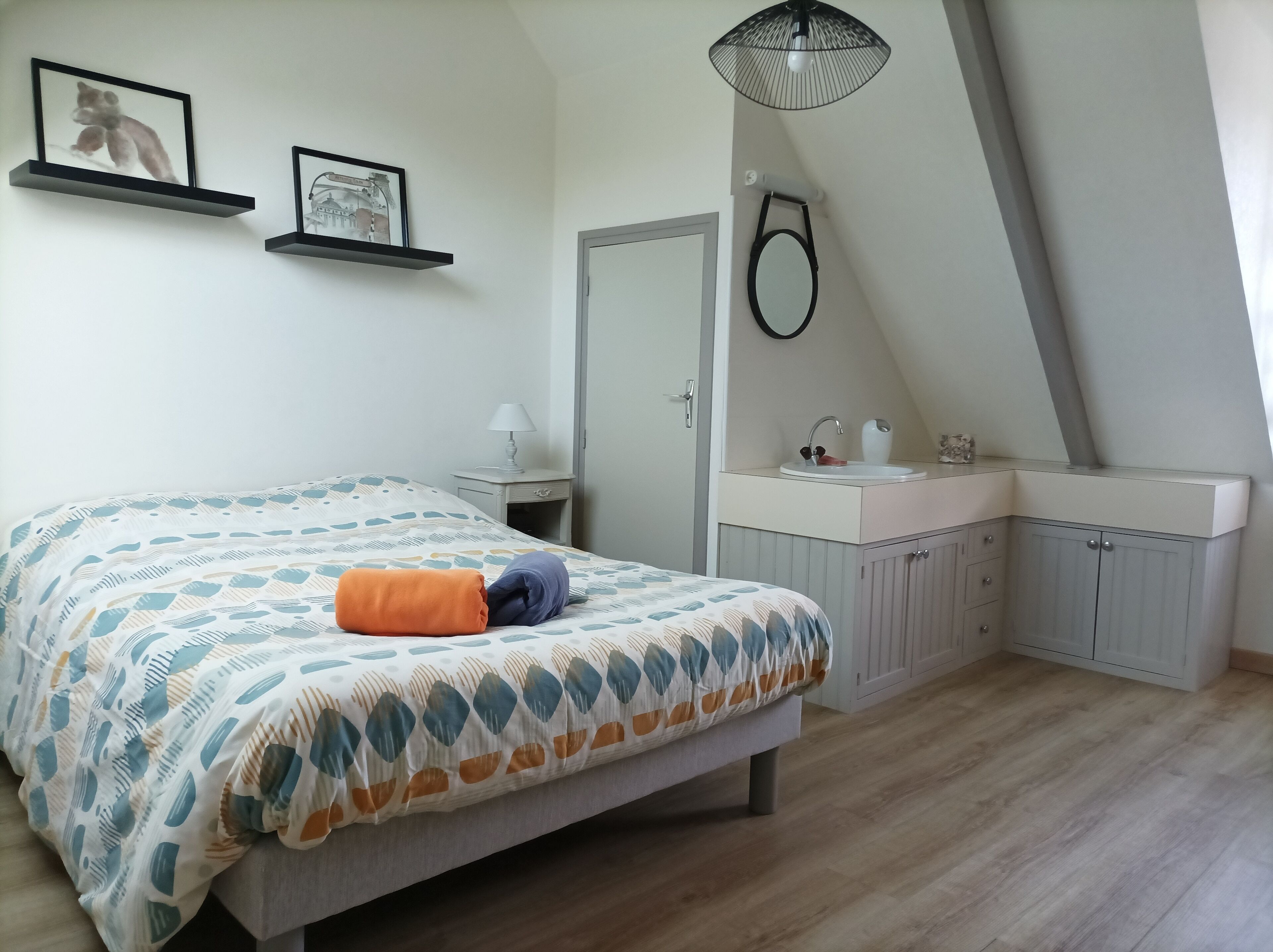 3 habitaciones, tabla de planchar con plancha y cuna de viaje 