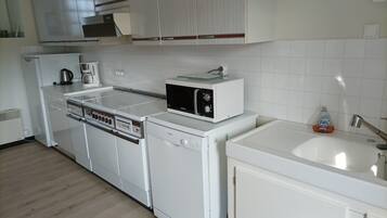 Een koelkast, een microgolfoven, een oven, een kookplaat