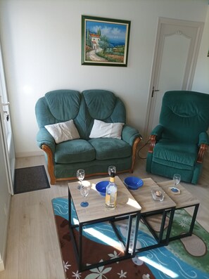 Una televisión, libros