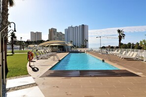 Een infinitypool en een verwarmd zwembad
