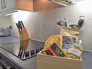 Oppvaskmaskin og høy barnestol