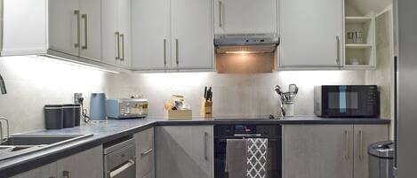 Lavavajillas y trona infantil