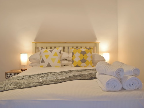 5 bedroom accommodation in New Quay