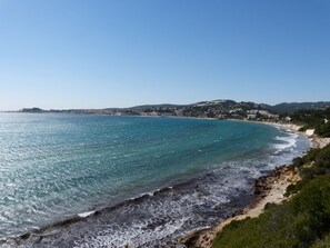 Vlak bij het strand, ligstoelen