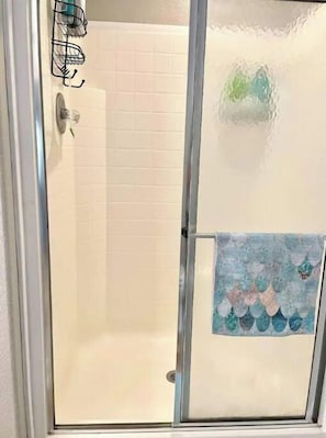 Bathtub, hair dryer, towels, soap - Yosemite Escapes - In Pine Mountain Lake (Groveland)