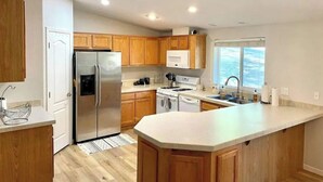コーヒー / ティーメーカー、冷蔵庫、電子レンジ、オーブン