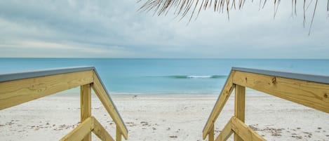 Plage, chaises longues, serviettes de plage
