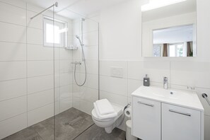 Suite Deluxe | Baño | Regadera, pantuflas, toallas 
