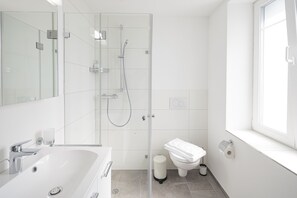 Modern Studio | Bathroom | Shower, slippers, towels - VISIMO Apartments Steigerstrasse St. Gallen - Modern Living near OLMA & Hospital (St. Gallen)
