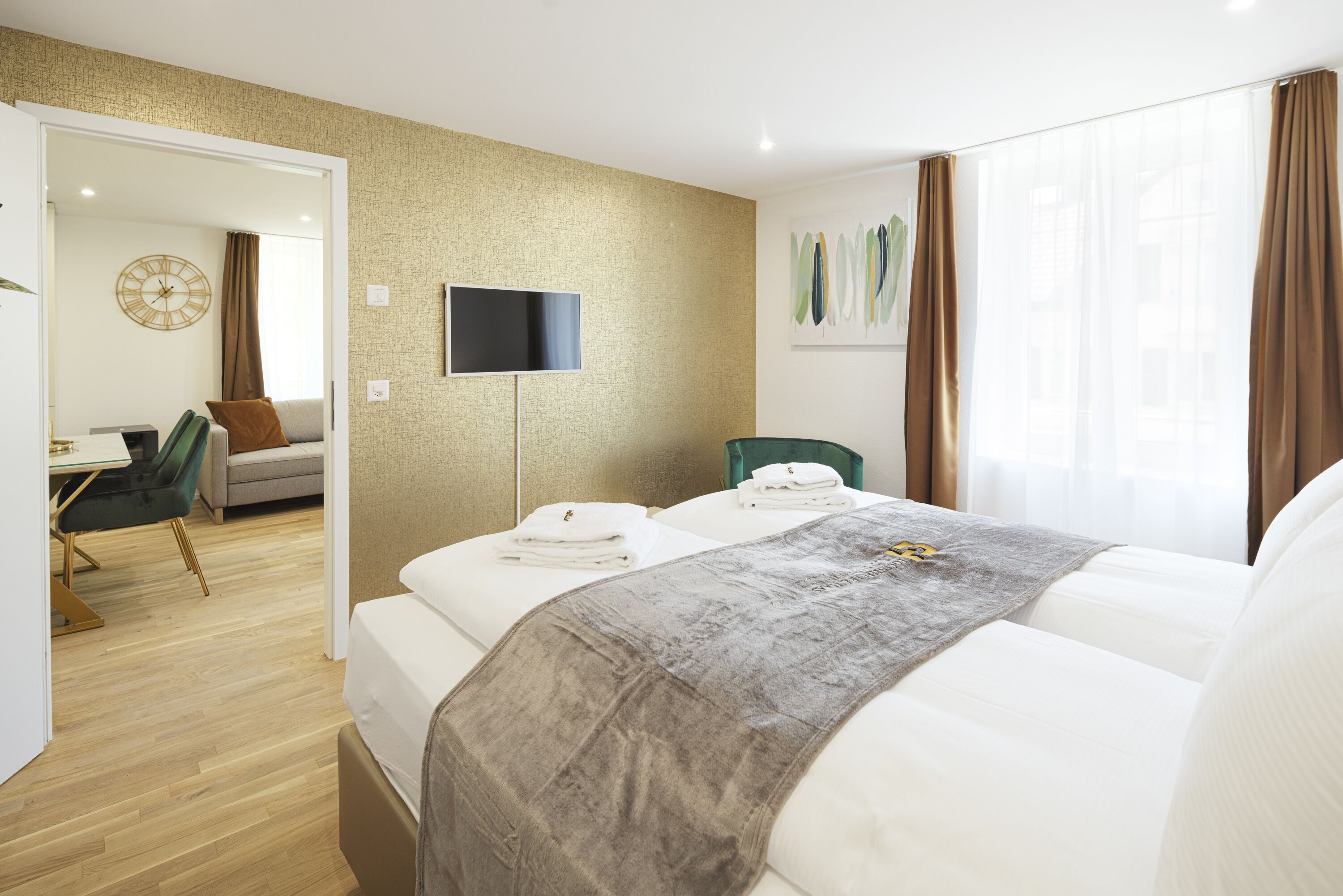 Una habitación de hotel con cama, televisión, escritorio y silla.