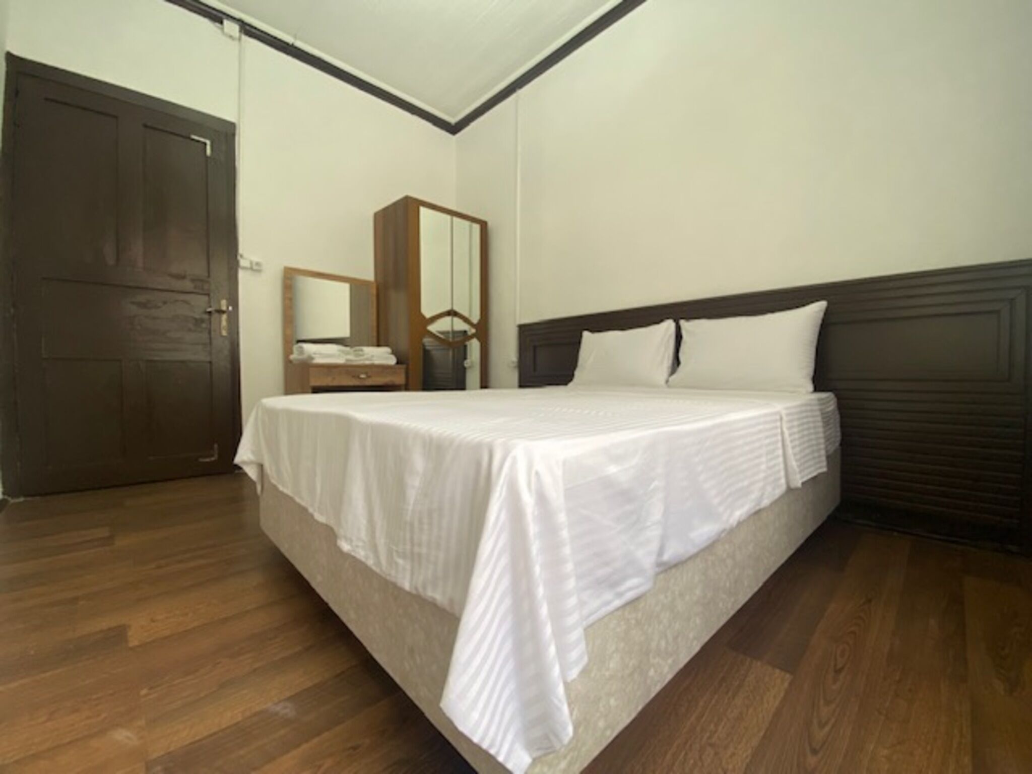 Premium bedding, WiFi (free), bed sheets
