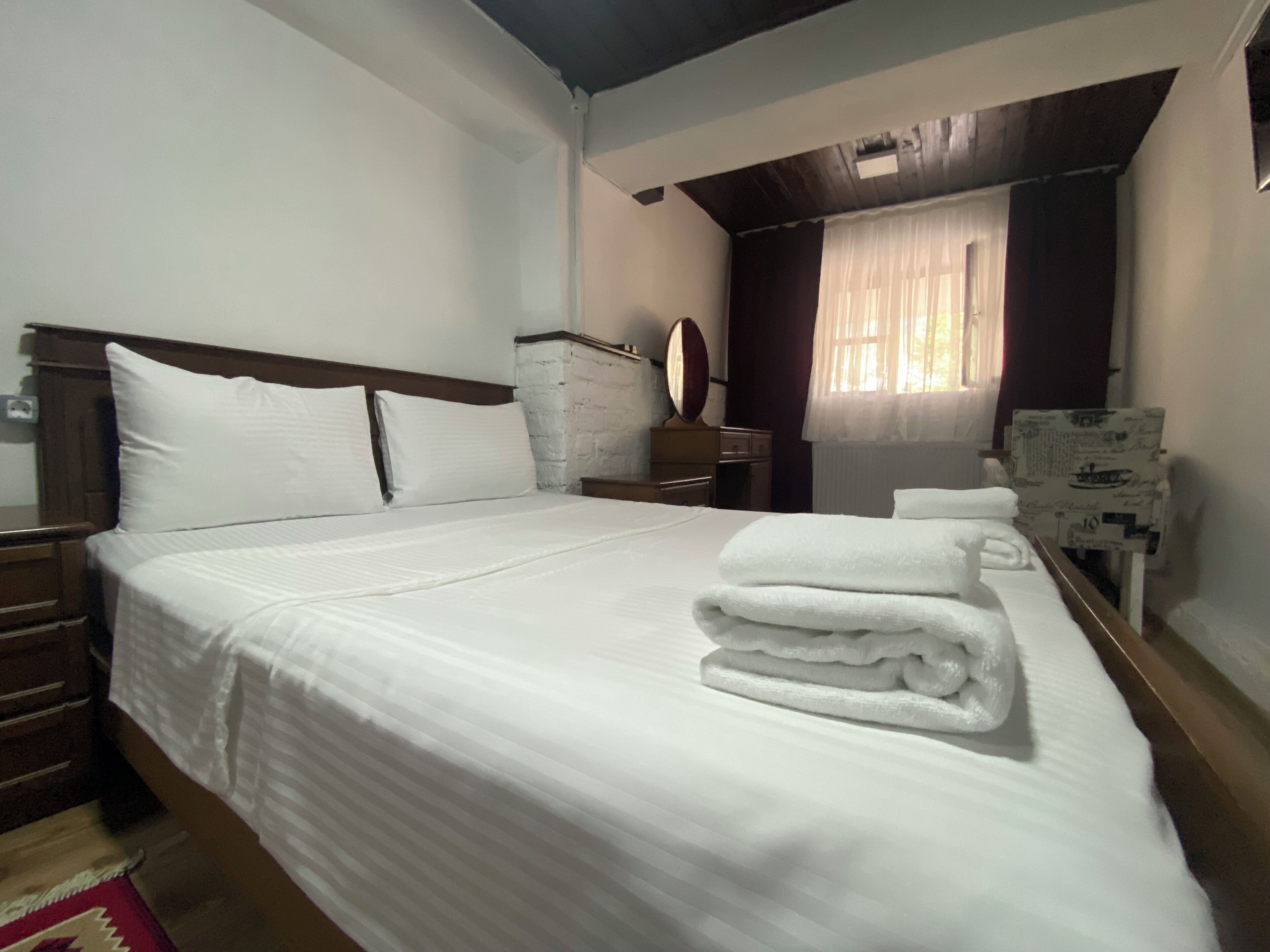Premium bedding, WiFi (free), bed sheets