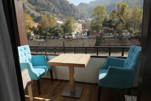 Junior Quadruple Room | Water view