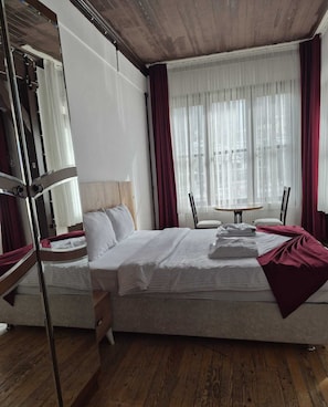 Junior Quadruple Room | Premium bedding, free WiFi, bed sheets - Salih Bey Konağı (Amasya)