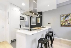 Réfrigérateur, micro-ondes, four, lave-vaisselle