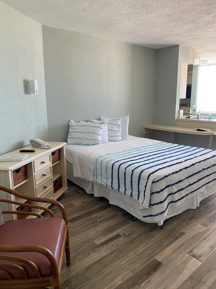 Howard Johnson by Wyndham Oceanfront Daytona Beach photo 5