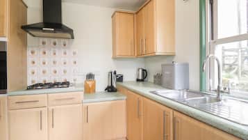 Cottage | Private kitchen | Fridge, electric kettle, toaster, cookware/dishes/utensils