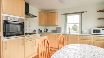 Cottage | Private kitchen | Fridge, electric kettle, toaster, cookware/dishes/utensils