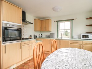 Cottage | Private kitchen | Fridge, electric kettle, toaster, cookware/dishes/utensils - Shaw Cottage (Dumfries)