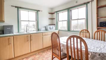 Cottage | Private kitchen | Fridge, electric kettle, toaster, cookware/dishes/utensils