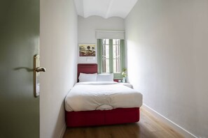 2 bedrooms, iron/ironing board, internet, bed sheets