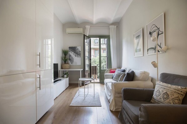 Unclassified image, 1 of 23, button