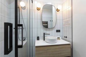 Regadera, secadora de cabello, toallas 