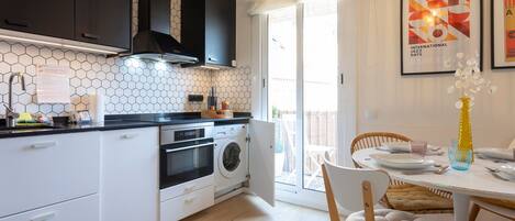 冷蔵庫、電子レンジ、オーブン、コンロ