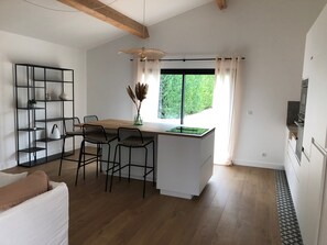 Fridge, microwave, oven, stovetop - Beautiful Villa for 10 adults and 4 children with swimming pool in Saint Remy de Provence (Saint-Rémy-de-Provence)