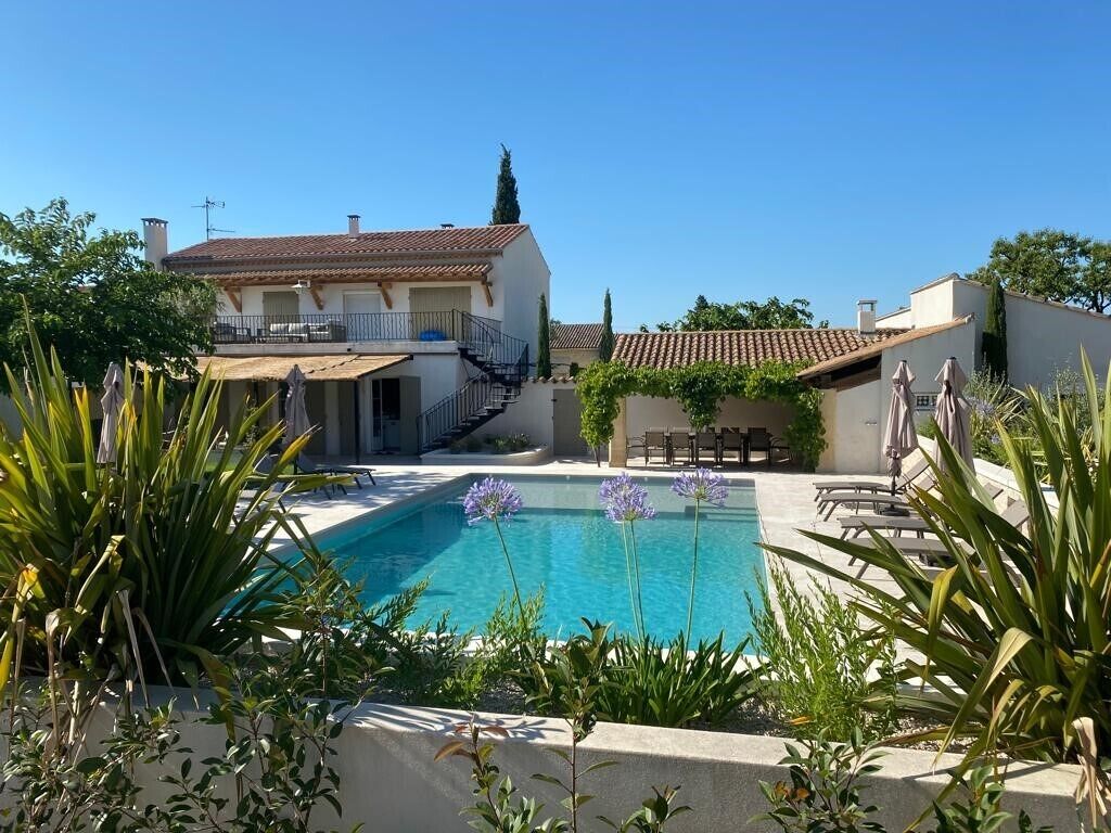 Una piscina al aire libre, una piscina climatizada