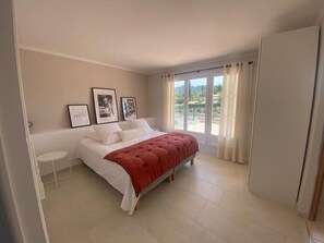 8 Schlafzimmer, Zimmersafe, Schreibtisch, Bügeleisen/Bügelbrett