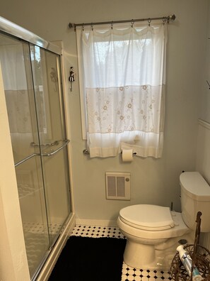Ducha y bañera combinadas, toallas, jabón y papel higiénico