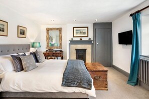 6 bedrooms, iron/ironing board, internet, bed sheets - Colleton Hall - Six Bedroom Villa, Sleeps 12 (Rackenford)