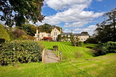Colleton Hall - Six Bedroom Villa, Sleeps 12