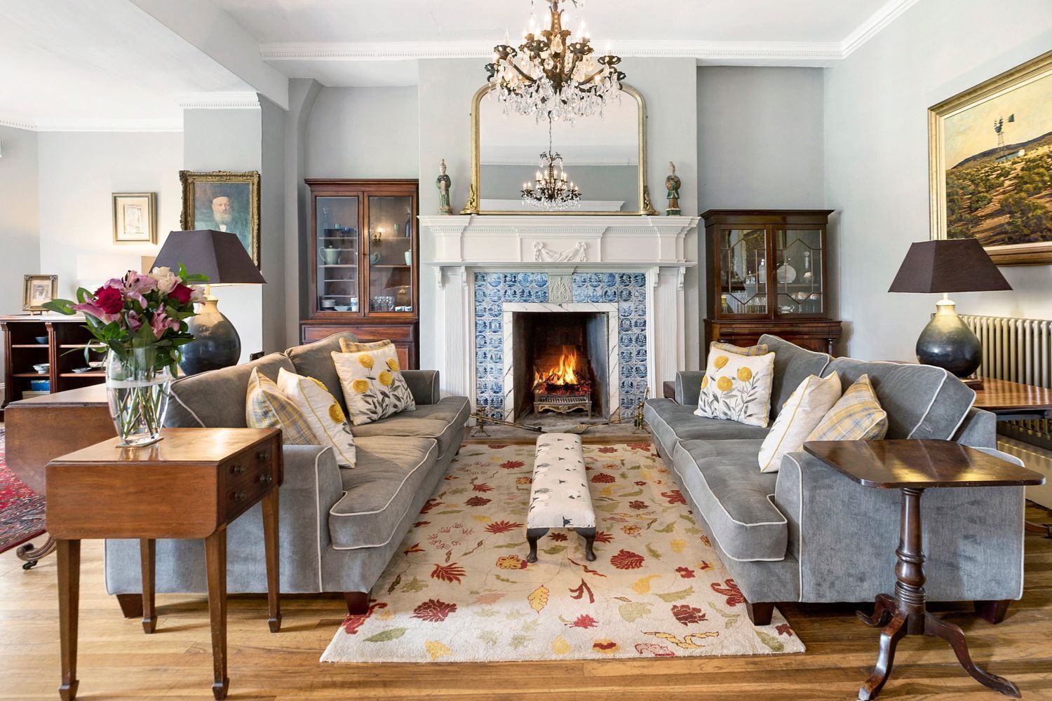 Televisión, chimenea, estéreo